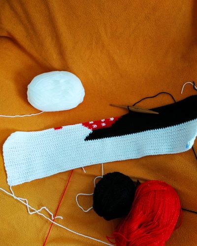 The yarn palette and the first rows of the piece